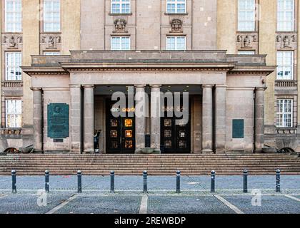 Berlin, Rathaus Schöneberg, Sandsteingebäude mit Ionischen Säulen und Fassade mit Handwerk- und Handwerksabbildungen. Stockfoto