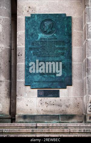 Berlin, Rathaus Schöneberg, Gedenkplakette zu Ehren von Präsident John F. Kennedy an der Fassade des Rathauses. Stockfoto