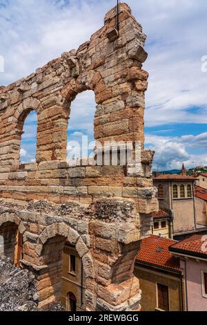 Panoramablick von der Arena auf die Altstadt von Verona in Italien. Stockfoto