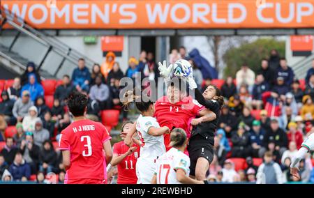 Adelaide, Australien. 30. Juli 2023. Torhüter Khadija Er-Rmichi (1. R) Marokkos kämpft mit dem südkoreanischen Park Eunsun (2. R) während des Gruppenspiels H zwischen Südkorea und Marokko bei der FIFA Women's World Cup 2023 in Adelaide, Australien, 30. Juli 2023. Kredit: Bai Xuefei/Xinhua/Alamy Live News Stockfoto