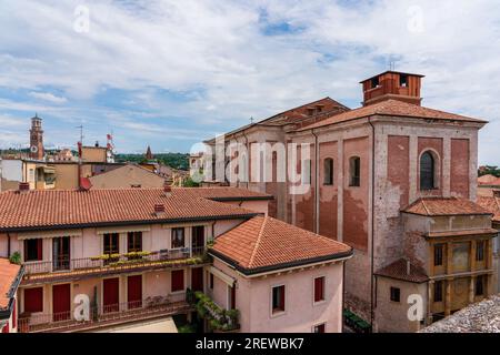 Panoramablick von der Arena auf die Altstadt von Verona in Italien. Stockfoto