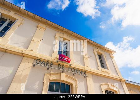 Pornic, Frankreich, 10. Juni 2023. Niedriger Winkel mit Blick auf den Gare SNCF Stockfoto