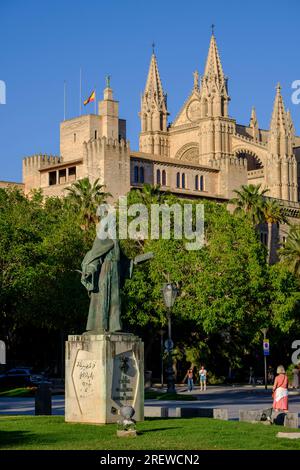 Denkmal für Ramon Llull mit der Kathedrale im Hintergrund, Werk von Horacio de Eguía, Paseo Sagrera, Palma, Mallorca, Balearen, Spanien Stockfoto