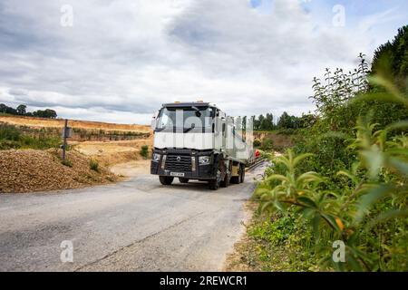 Ein Steinbruch in der Nähe von Tadcaster North Yorkshire, Großbritannien. Große Maschinen und Anlagen stellen das Zuschlaggut in den Gütesiegel und verarbeiten es , bevor es mit dem LKW zu den Kunden transportiert wird . Stockfoto