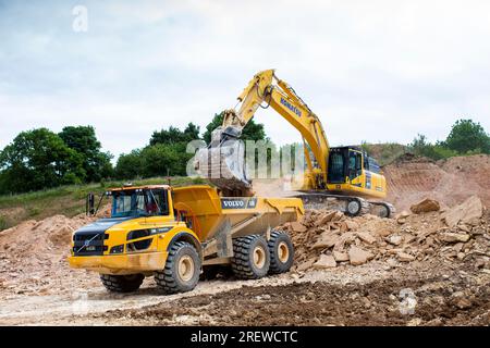 Ein Steinbruch in der Nähe von Tadcaster North Yorkshire, Großbritannien. Große Maschinen und Anlagen stellen das Zuschlaggut in den Gütesiegel und verarbeiten es , bevor es mit dem LKW zu den Kunden transportiert wird . Stockfoto