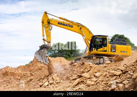 Ein Steinbruch in der Nähe von Tadcaster North Yorkshire, Großbritannien. Große Maschinen und Anlagen stellen das Zuschlaggut in den Gütesiegel und verarbeiten es , bevor es mit dem LKW zu den Kunden transportiert wird . Stockfoto