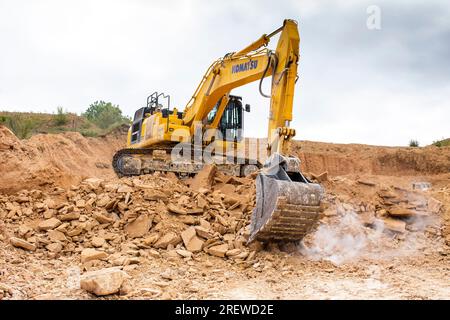 Ein Steinbruch in der Nähe von Tadcaster North Yorkshire, Großbritannien. Große Maschinen und Anlagen stellen das Zuschlaggut in den Gütesiegel und verarbeiten es , bevor es mit dem LKW zu den Kunden transportiert wird . Stockfoto