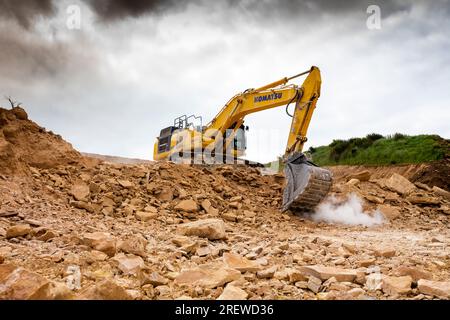 Ein Steinbruch in der Nähe von Tadcaster North Yorkshire, Großbritannien. Große Maschinen und Anlagen stellen das Zuschlaggut in den Gütesiegel und verarbeiten es , bevor es mit dem LKW zu den Kunden transportiert wird . Stockfoto