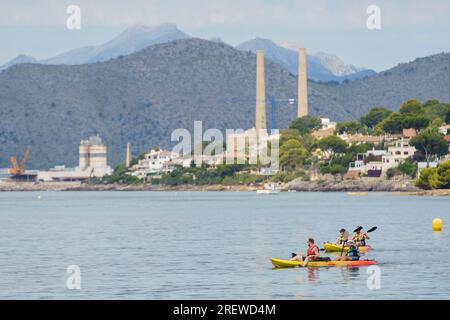 Eine Gruppe von Kanufahrern, die entlang der Küste von Alcanada, Alcudia, Mallorca, Balearen, Spanien segeln Stockfoto