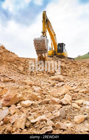 Ein Steinbruch in der Nähe von Tadcaster North Yorkshire, Großbritannien. Große Maschinen und Anlagen stellen das Zuschlaggut in den Gütesiegel und verarbeiten es , bevor es mit dem LKW zu den Kunden transportiert wird . Stockfoto