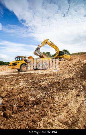 Ein Steinbruch in der Nähe von Tadcaster North Yorkshire, Großbritannien. Große Maschinen und Anlagen stellen das Zuschlaggut in den Gütesiegel und verarbeiten es , bevor es mit dem LKW zu den Kunden transportiert wird . Stockfoto