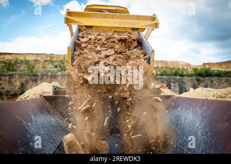 Ein Steinbruch in der Nähe von Tadcaster North Yorkshire, Großbritannien. Große Maschinen und Anlagen stellen das Zuschlaggut in den Gütesiegel und verarbeiten es , bevor es mit dem LKW zu den Kunden transportiert wird . Stockfoto