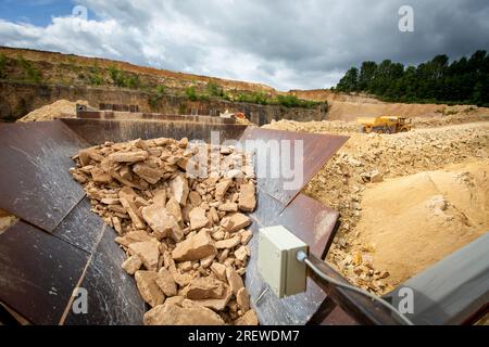 Ein Steinbruch in der Nähe von Tadcaster North Yorkshire, Großbritannien. Große Maschinen und Anlagen stellen das Zuschlaggut in den Gütesiegel und verarbeiten es , bevor es mit dem LKW zu den Kunden transportiert wird . Stockfoto