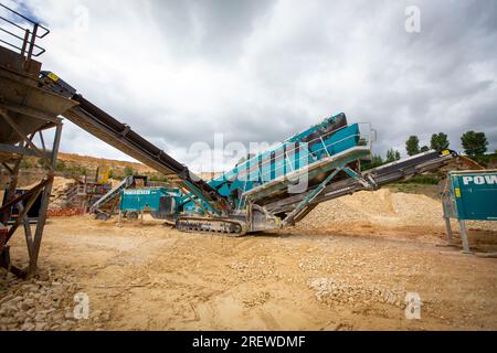 Ein Steinbruch in der Nähe von Tadcaster North Yorkshire, Großbritannien. Große Maschinen und Anlagen stellen das Zuschlaggut in den Gütesiegel und verarbeiten es , bevor es mit dem LKW zu den Kunden transportiert wird . Stockfoto