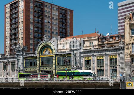 Blick auf den berühmten Bahnhof La Concordia. Der Bahnhof wurde 1902 in modernem Stil erbaut. Im Stadtzentrum von Bilbao gelegen. Stockfoto