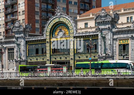 Blick auf den berühmten Bahnhof La Concordia. Der Bahnhof wurde 1902 in modernem Stil erbaut. Im Stadtzentrum von Bilbao gelegen. Stockfoto