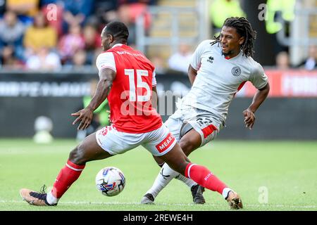 Tolaji Bola #15 von Rotherham United fordert Yasser Larouci #27 von Sheffield United während des Vorsaison Freundschaftsspiels Rotherham United gegen Sheffie heraus Stockfoto