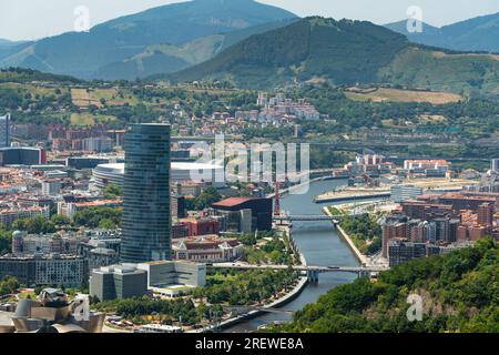 Panoramablick auf Bilbao. Perspektive von oben auf die Stadt. Vor der Altstadt und dem Fluss Nervion, im Hintergrund die Berge Stockfoto