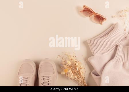Flacher Schnitt mit Herbstkollektion aus Damenaccessoires Stockfoto