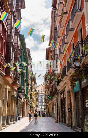 Wunderschöne Straßen der europäischen Stadt Bilbao. Wichtiges Reiseziel in Nordspanien. Blick auf das historische Zentrum. Straße mit LGBT-Flagge. Stockfoto