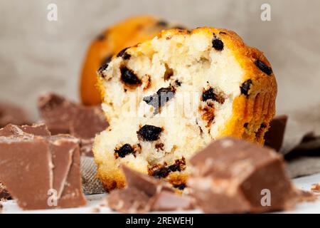 Eine Nahaufnahme Schokoladen-Cupcake auf dem Tisch, Weizen-Cupcake mit Schokoladenfüllung, köstliches Essen vom Backen mit Schokoladentropfen, Stockfoto
