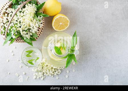 Erfrischendes Sommergetränk mit Blumen, Holunderbeere, Zitrone und Minzeblätter. Die Blume des Ältesten machte eine herzliche, ältere Blütenlimonade mit Minze Stockfoto