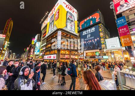 Die beliebte und überfüllte Ebisu-Brücke in Dotonbori, Osaka, mit dem Restaurant Kani Doraku und dem Eingang der Ebisu Bashi suji-Einkaufspassage. Es Ist Nacht Stockfoto