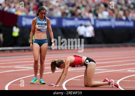 Maureen KOSTER (Niederlande, Holland), Jessica WARNER-JUDD (Großbritannien) erschöpft nach der Teilnahme am Finale der Frauen 5000m im Jahr 2023, IAAF Diamond League, Queen Elizabeth Olympic Park, Stratford, London, Großbritannien. Stockfoto