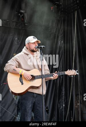 Mannheim, Deutschland. 29. Juli 2023. Der Musiker Luca Noel steht mit seiner Gitarre auf der Bühne während eines Konzerts im Innenhof der Ehre des Barockschlosses in Mannheim. Kredit: Silas Stein/dpa/Alamy Live News Stockfoto