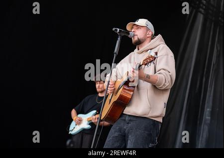 Mannheim, Deutschland. 29. Juli 2023. Musiker Luca Noel steht mit seiner Gitarre auf der Bühne während eines Konzerts im Ehrenhof des Barockpalastes in Mannheim. Kredit: Silas Stein/dpa/Alamy Live News Stockfoto