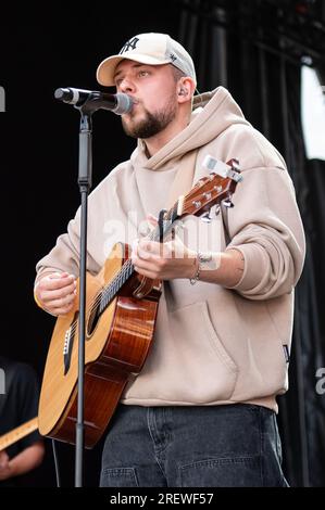 Mannheim, Deutschland. 29. Juli 2023. Der Musiker Luca Noel steht mit seiner Gitarre auf der Bühne während eines Konzerts im Innenhof der Ehre des Barockschlosses in Mannheim. Kredit: Silas Stein/dpa/Alamy Live News Stockfoto