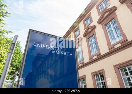 Mannheim, Deutschland. 29. Juli 2023. Ein Schild mit der Inschrift Universität Mannheim steht vor dem Universitätsgebäude. Kredit: Silas Stein/dpa/Alamy Live News Stockfoto