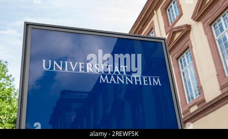 Mannheim, Deutschland. 29. Juli 2023. Ein Schild mit der Inschrift Universität Mannheim steht vor dem Universitätsgebäude. Kredit: Silas Stein/dpa/Alamy Live News Stockfoto