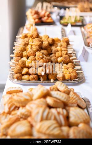 Mannheim, Deutschland. 29. Juli 2023. Fingerfood wird bei einem Champagnerempfang an der Universität auf einen Tisch gelegt. Kredit: Silas Stein/dpa/Alamy Live News Stockfoto