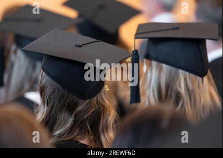 Mannheim, Deutschland. 29. Juli 2023. Absolventen der Universität Mannheim tragen während der Abschlusszeremonie im Auditorium einen Hut. Kredit: Silas Stein/dpa/Alamy Live News Stockfoto