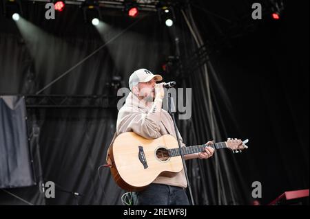 Mannheim, Deutschland. 29. Juli 2023. Der Musiker Luca Noel steht mit seiner Gitarre auf der Bühne während eines Konzerts im Innenhof der Ehre des Barockschlosses in Mannheim. Kredit: Silas Stein/dpa/Alamy Live News Stockfoto