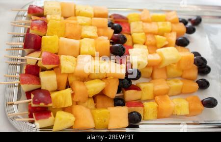 Mannheim, Deutschland. 29. Juli 2023. Auf einem Tisch sitzen bei einem Champagnerempfang an der Universität Obstspieße. Kredit: Silas Stein/dpa/Alamy Live News Stockfoto