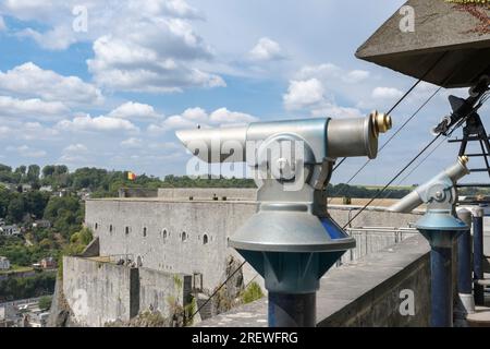 Dinant. Namur - Belgien 15-08-2022. Aussichtsplattform mit Panoramablick auf den alten Turm der Zitadelle in der Stadt Dinant. Tourismus in Belgien. N Stockfoto