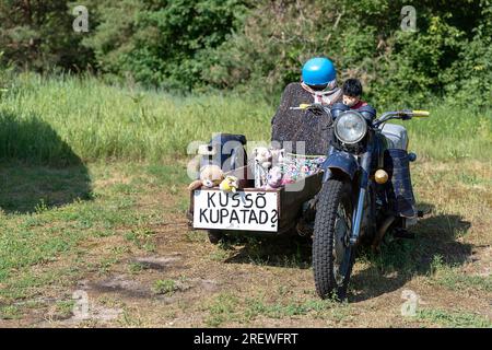 Altes russisches Motorrad (Motorrad) mit Beiwagen in der Nähe des örtlichen Souvenirshops auf der Insel kihnu in der ostsee, estland Stockfoto