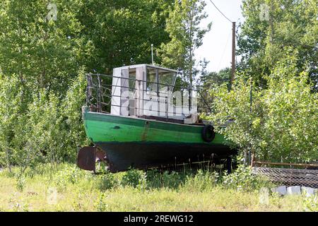 Altes verlassenes Holzfischboot in einem Wald auf der Insel kihnu in der ostsee, estland Stockfoto