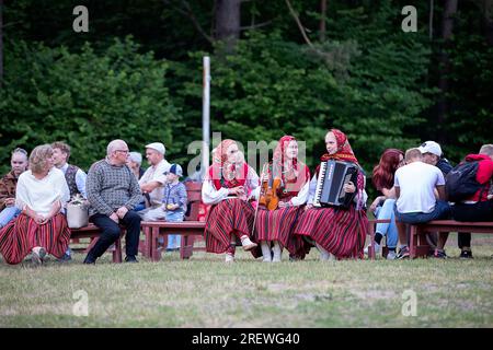 Einheimische Mädchen in traditionellen estnischen Volkstrachten am Jaanipaeva Festival, Mittsommer Eve oder St. John's Day auf der Insel Kihnu, Ostsee, Estland Stockfoto