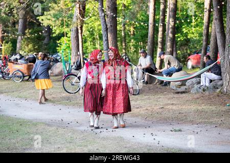Frauen in traditionellen Volkstrachten am Jaanipaeva Festival, Mittsommer Eva oder St. John's Day auf der Insel Kihnu, Ostsee, Estland Stockfoto