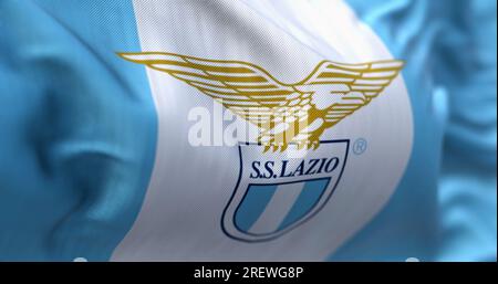 Rom, Italien, Juli 23 2023: Nahaufnahme der SS-Lazio-Fahne. Profifußballverein mit Sitz in Rom. Redaktioneller 3D-Illustrations-Rendering. Stockfoto