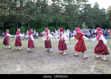 Mädchen in traditionellen estnischen Volkskleidung, die den estnischen Nationalfeiertag Jaanipaev oder Leedopaev auf der Insel Kihnu, Ostsee, Estland feiern Stockfoto