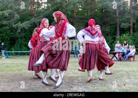 Frauen in traditionellen estnischen Volkskleidung tanzen und feiern den estnischen Nationalfeiertag Jaanipaev auf der Insel Kihnu, Ostsee, Estland Stockfoto