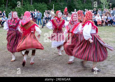 Mädchen in traditionellen estnischen Volkskleidung, die den estnischen Nationalfeiertag Jaanipaev oder Leedopaev auf der Insel Kihnu, Ostsee, Estland feiern Stockfoto