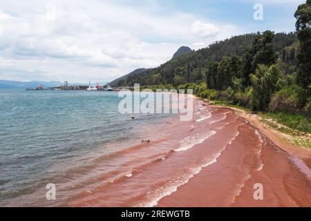 Roter Strand am Fuxian Lake in Yunnan, China. Luftaufnahme. Stockfoto