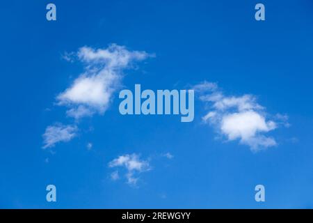 Wolken am Himmel. Blauer Himmel und weiße Wolken Hintergrund Stockfoto