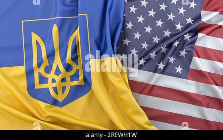 Rüschelflaggen der Ukraine (mit Wappen) und der USA. 3D-Rendering Stockfoto