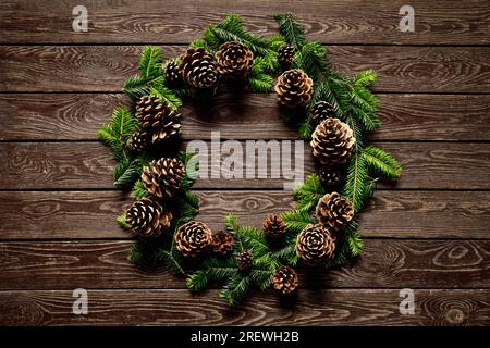 Hintergrund zu Weihnachten, Noel oder Neujahr mit Weihnachtsbaum, Weihnachtskranz auf Holzhintergrund, festliche Grußkarte, Weihnachtsbanner mit kopiertem Spa Stockfoto